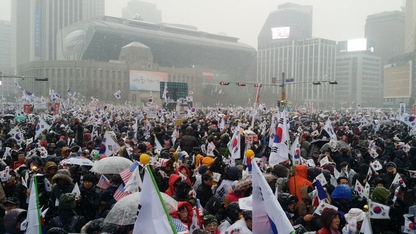 올겨울 최고 한파에 눈폭탄까지 쏟아지던 지난달 21일 탄핵무효를 외치며 시청앞 대한문 광장에 몰려나온 시민들