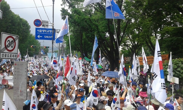 9일(토) 박근혜 대통령 무죄석방 촉구 마로니에 태극기 집회에는 1만 7천여 명이 참석하여 태극기집회가 부활되었음을 알렸다.  