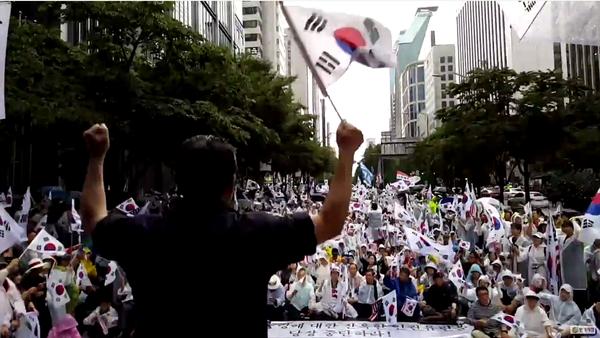 조원진 의원과 연호하는 태극기집회 참가자들. 사진=유튜브 애국채널 번개시장 캡쳐.  