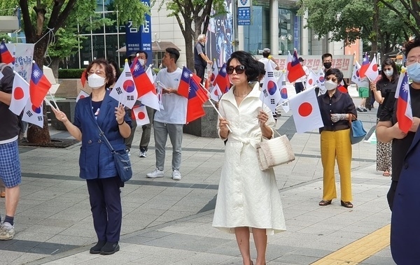 이날 국교정상화 선언식에 참석한 이들은 한국, 대만, 일본 국기를 같이 들었다. 