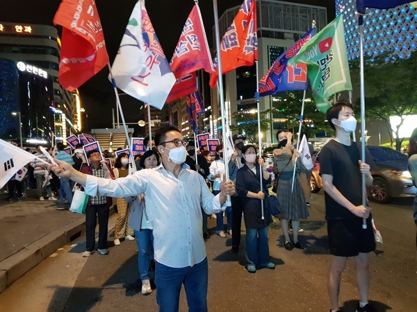 이날 집회 참석자들은 ‘윤석열은 사퇴하라’는 구호를 외치며 약 30분간 대전 시내를 행진했다.  (사진출처 : 변희재의 진실투쟁 카페) 