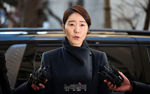 공천 헌금 1억 원을 수수한 의혹을 받는 강선우 무소속 의원(전 더불어민주당)이 지난 20일 서울 마포구 공공범죄수사대에 출석하며 기자들의 질문에 답하고 있다. 사진=뉴데일리