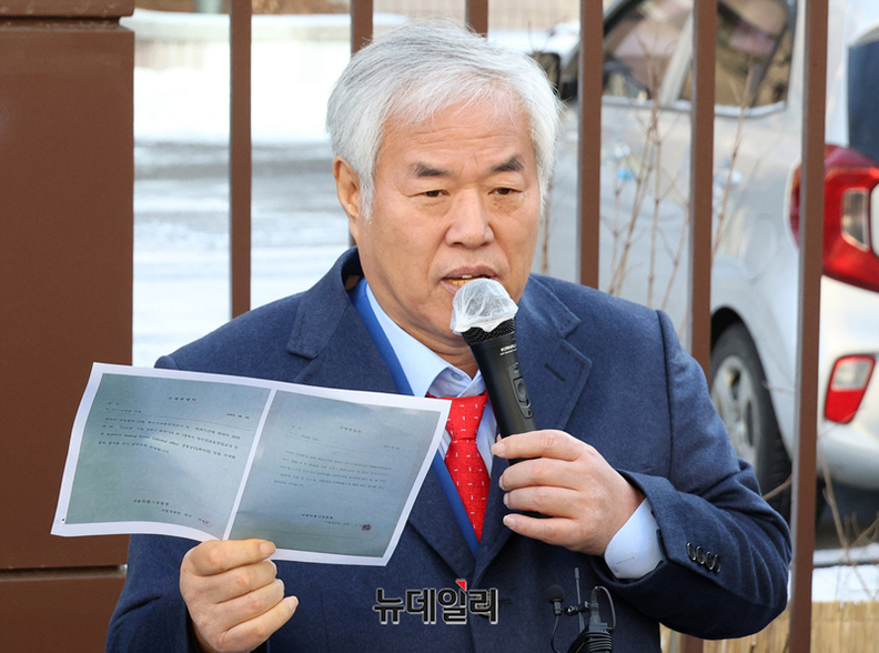 전광훈 사랑제일교회 목사가 지난 13일 오전 서울 마포구 서울서부지법에서 열린 구속 전 피의자 심문(영장실질심사)에 출석하며 입장을 밝히고 있다. 사진=뉴데일리