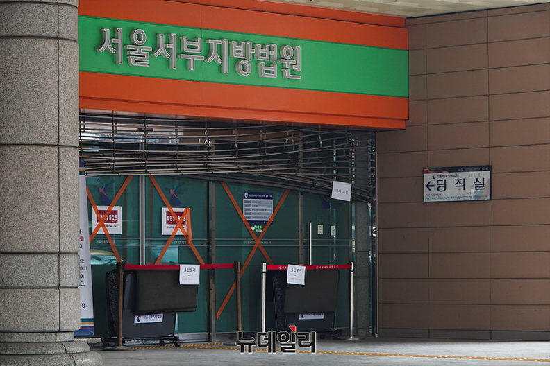 윤석열 전 대통령 구속영장 발부 소식 직후인 지난해 1월 19일 일부 시민들에 의해 파손된 서울서부지법 건물 출입문. 사진=뉴데일리