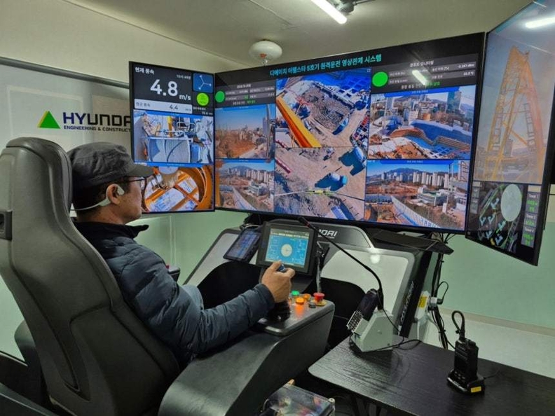 29일 타워크레인 조종사가 현대건설이 개발한 원격 조종실에서 타워크레인을 조종하고 있다. 사진=현대건설