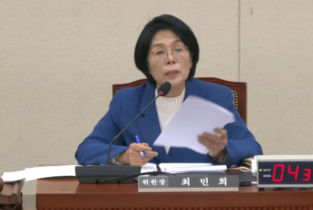 양자역학 공부하느라 딸 결혼식 신경못썼다는 최민희… 과거 육아책에선 “나는 아이를 위한 도구”