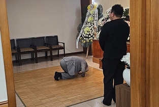 [포토] 황의원 전 미디어워치 대표 빈소 조문하는 정규재 전 한국경제신문 주필