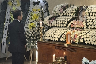 [포토] 고(故) 황의원 전 미디어워치 대표 빈소 조문하는 오영국 태블릿진상규명위원회 대표