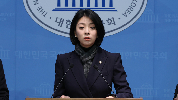 ‘국민사진 무단 게시’ 논란 배현진에 분노한 책임당원, 警 고발장 접수