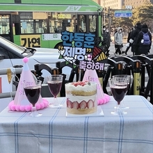 [여의도 인싸잇] 한동훈 제명에 국회 앞... 2030 “축하 케이크” vs 5060 “지도부 사퇴” 분열