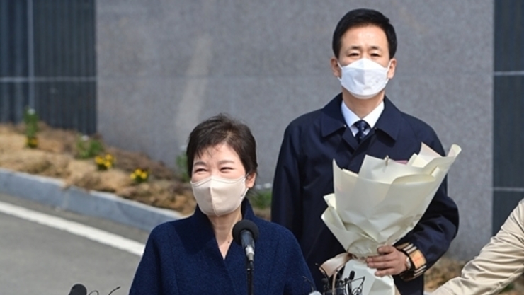 [강용석의 인싸it] 박근혜 대통령에 간도 쓸개도 다 내줄 듯하더니