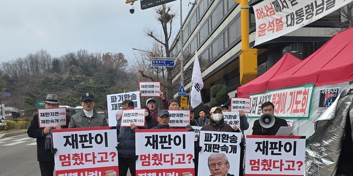 [현장] 서초 법원 앞 李 대통령 재판 재개 촉구 집회… “멈춘 재판, 정상적으로 진행하라”