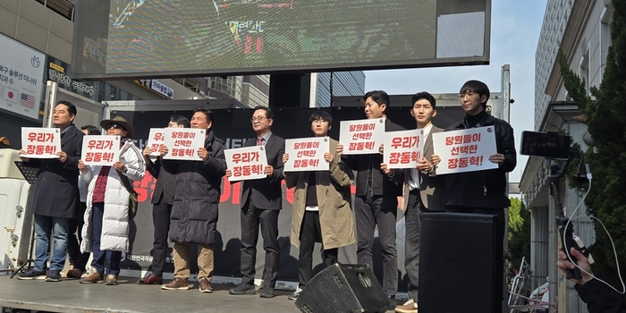 [현장] ‘장동혁 지지 집회’ 국민의힘 당원·시민… 중앙당사 일대 메우고 행진