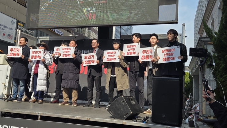 [현장] ‘장동혁 지지 집회’ 국민의힘 당원·시민… 중앙당사 일대 메우고 행진