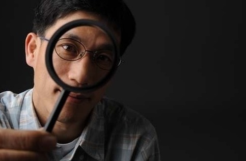 냄새나 맨눈으로는 도저히 식별을 할줄 몰라서, 어느게 똥이고 어느쪽이 된장인지를 알아내기 위해 확대경으로 똥덩어리와 된장덩어리를 눈알이 빠지도록^^들여다 보고 있는 진중권ㅋㅋ