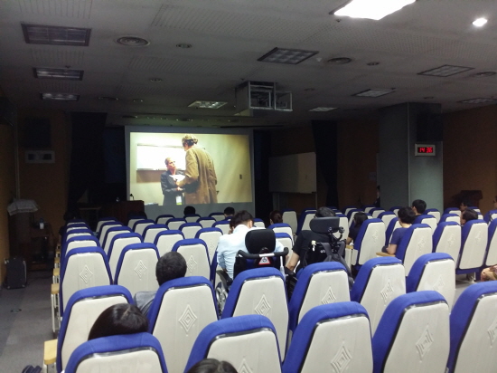 다큐를 관람중인 워크샵 참가자들