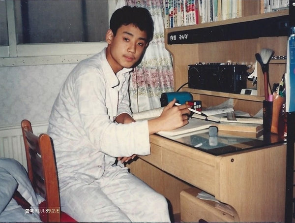 학창시절 책상 앞에서.