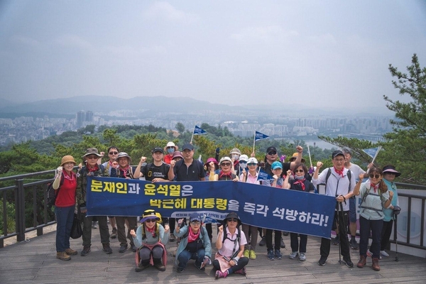 변희재 고문과 미디어워치 산악회 회원들이 제4차 아차산 정기산행 기념사진. 사진=산악회 회원 'Choi jay'님 제공